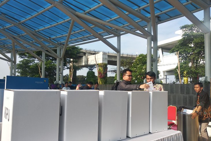 Penumpang pesawat rela berangkat pagi agar bisa ke TPS