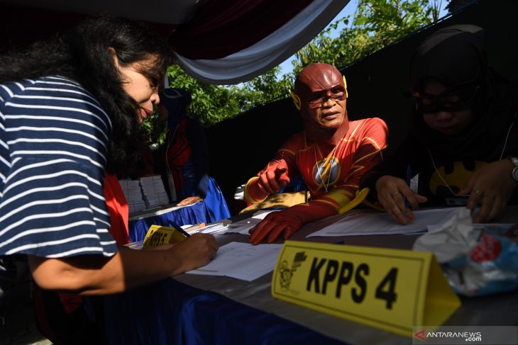 Super Hero Jaga TPS di Surabaya