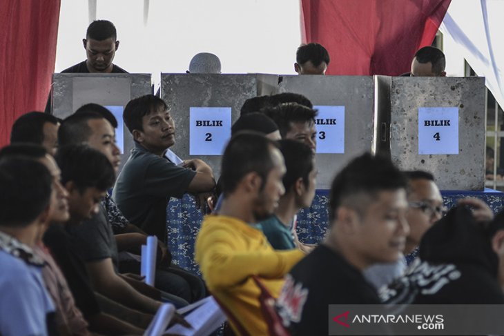 Warga binaan gunakan hak pilih 