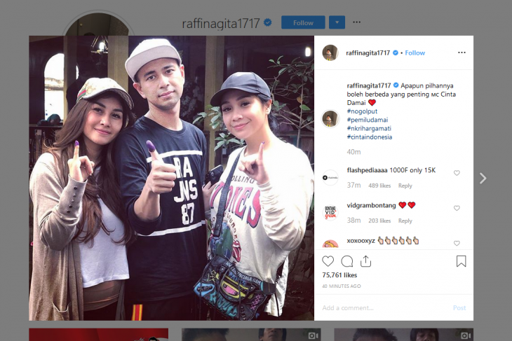 Raffi Ahmad-Nagita pamer jempol bertinta usai mencoblos