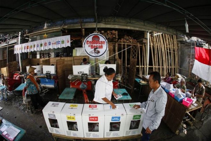 TPS bertema nyoblos di becak