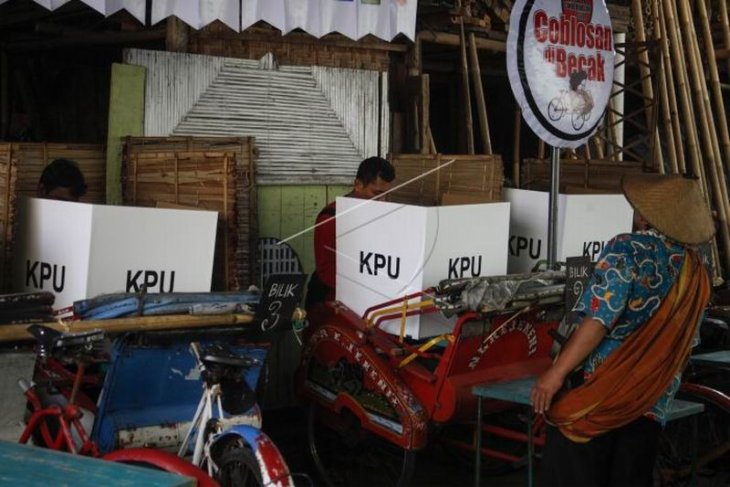 TPS bertema nyoblos di becak