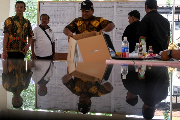 Rekapitulasi surat suara Pemilu tingkat kecamatan