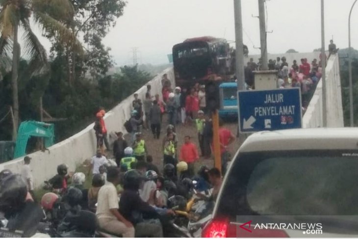 Sehari Dua Bus Rem Blong Di Jalur Puncak, 15 Orang Terluka - ANTARA ...