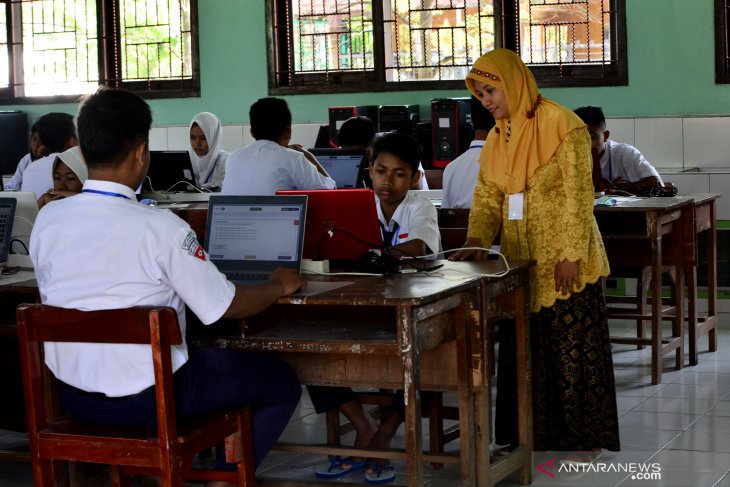 Panitia UNBK kenakan pakaian tradisional