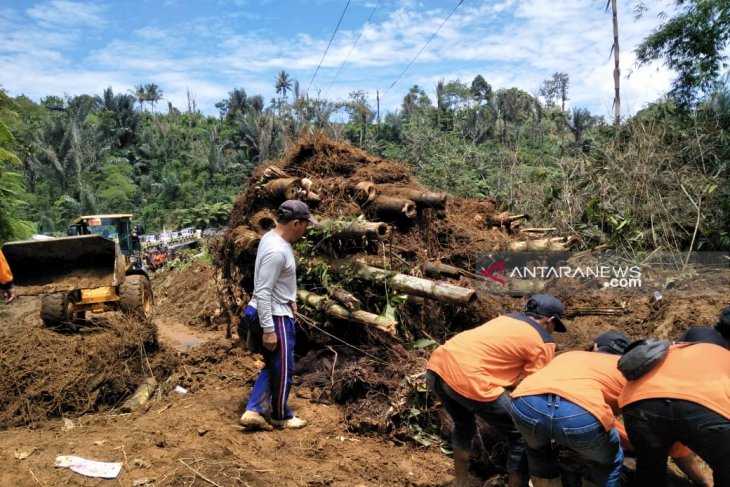 Sejumlah ruas jalan di Rejang Lebong tertutup longsor