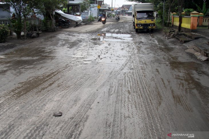 Jalan rusak di Sidoarjo