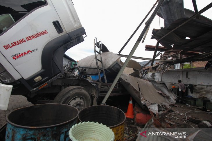 Truk tangki meledak