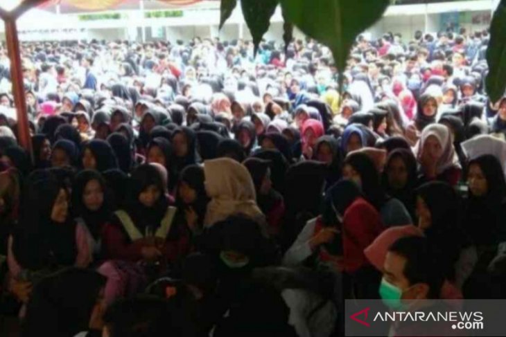 Warga lokal Bekasi minta diperhatikan tentang kesempatan kerja