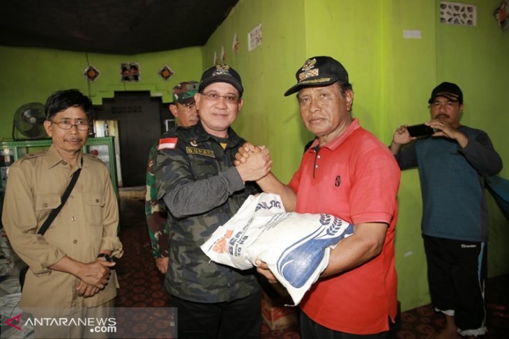Bupati serahkan bantuan korban longsor di Pulau Matasirih Kotabaru