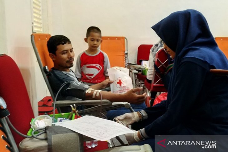 Buruh se-Babel gelar donor darah massal peringati