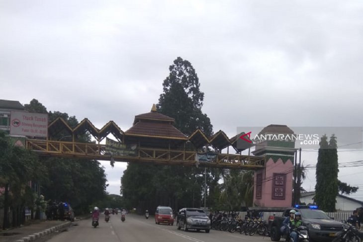 Polisi menjaga perbatasan Tangerang dan pintu tol