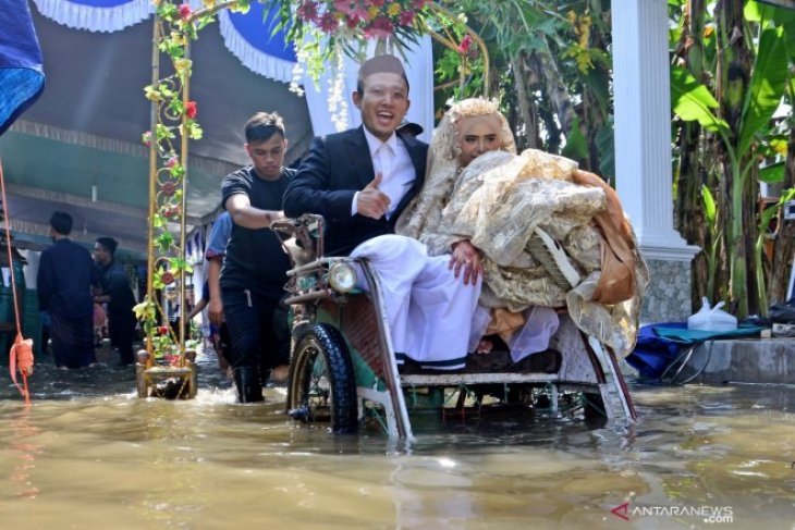 Pernikahan Di Tengah Banjir