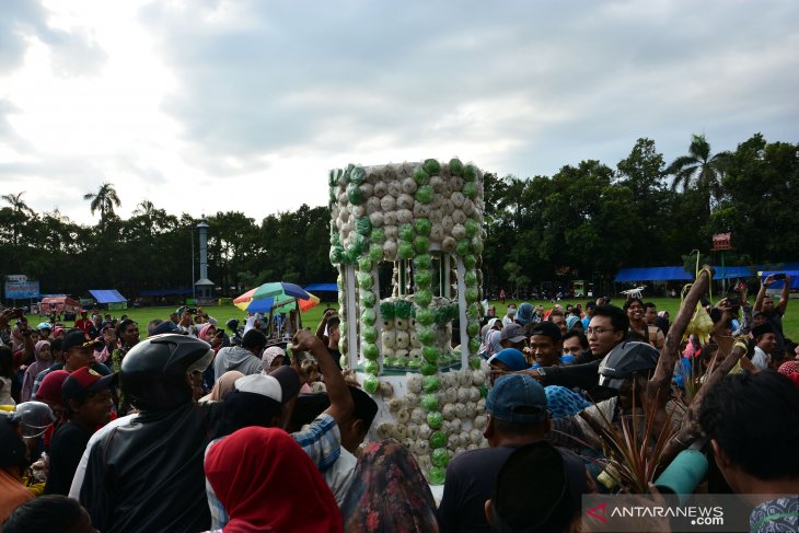 Grebeg gunungan Apem di Jombang