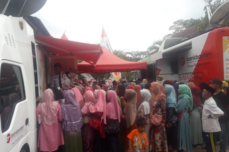 Warga Kota Serang mengantre di ATM untuk mengambil Jamsosratu