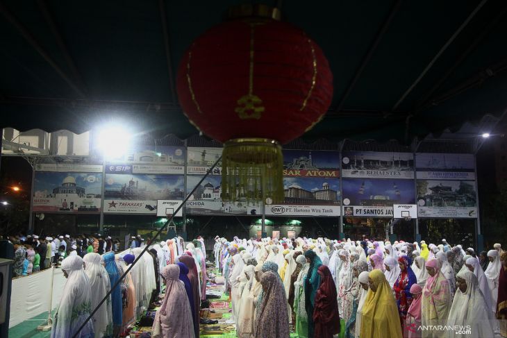 Shalat Tarawih pertama di Surabaya