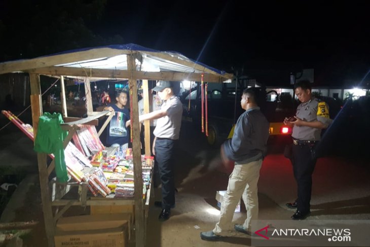 Polsek Jebus sita sejumlah petasan dari pedagang