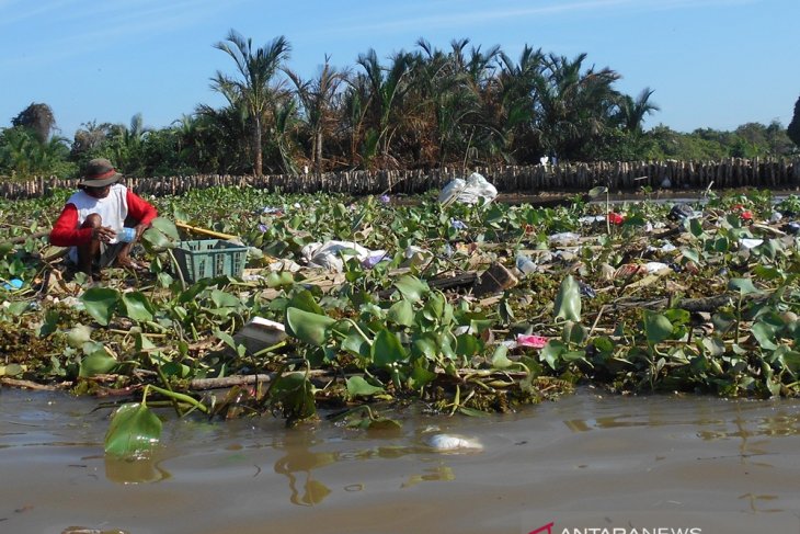 Mengais duit diantara tumpukan sampah