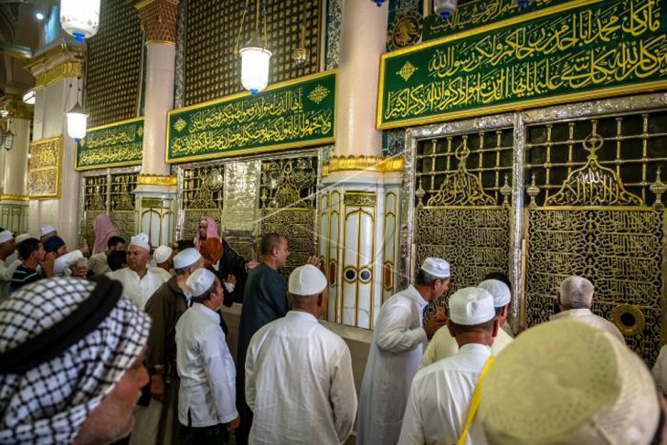 Umat Islam ziarah makam Nabi Muhammad SAW