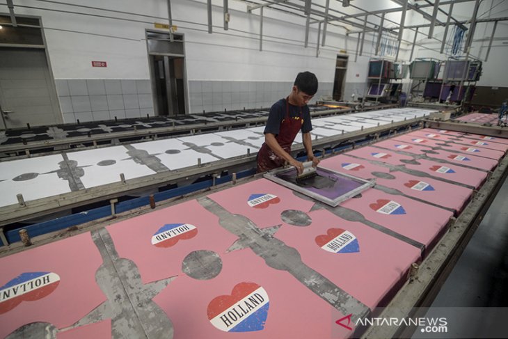 PENINGKATAN PRODUKSI BAJU UNTUK LEBARAN