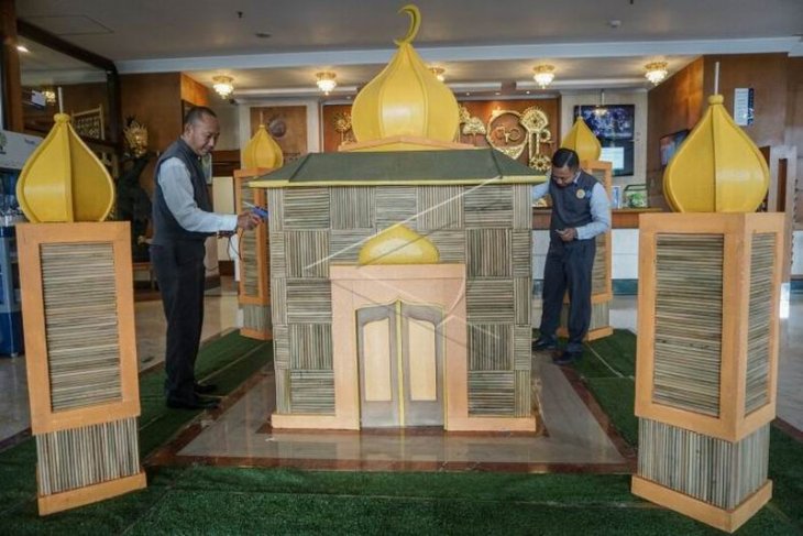 Miniatur masjid berbahan sedotan bambu