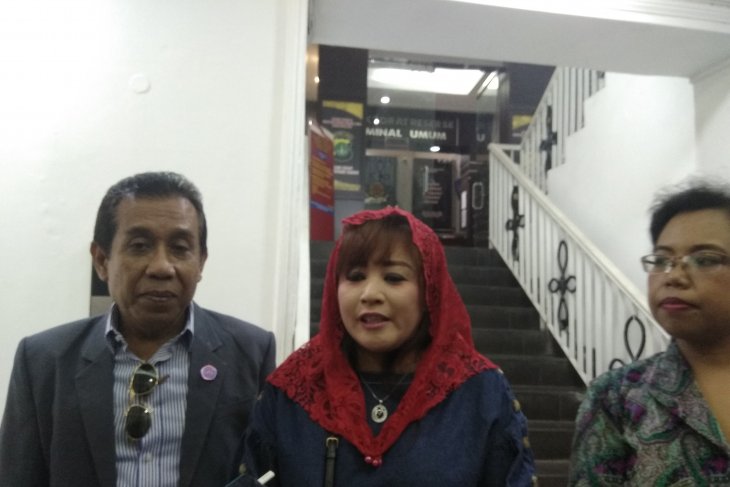 Dewi Tanjung laporkan Amien Rais dan lainnya terkait