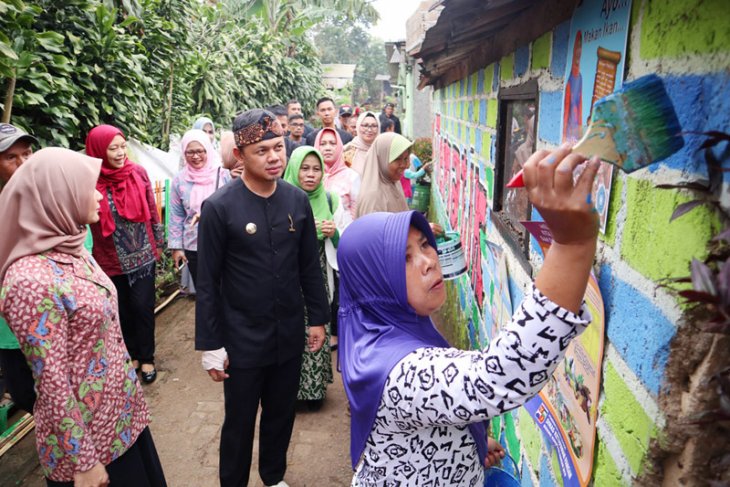 Kampung Ciharashas bersolek persiapan Lomba Hatinya PKK