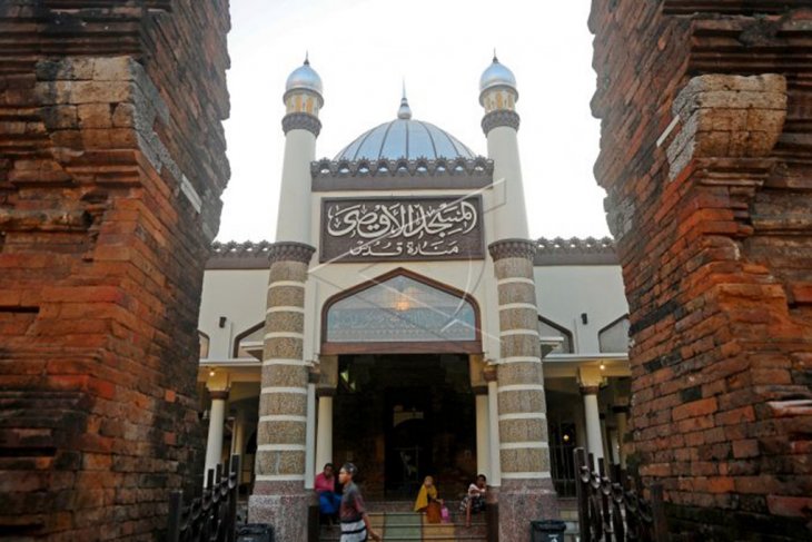 Masjid dengan arsitektur perpaduan budaya Hindu-Islam