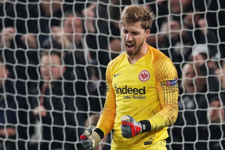 Ironi Kevin Trapp si penghalau bola penalti