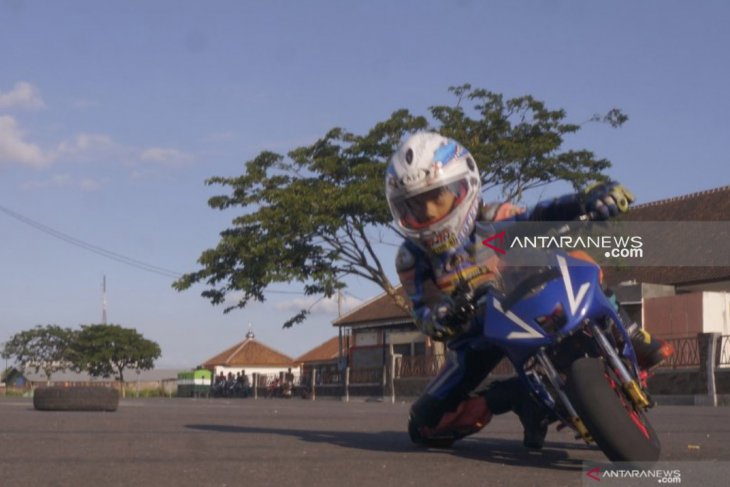 Pebalap cilik balap mini GP sambil ngabuburit