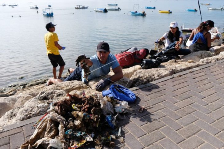 Gerakan bersih pantai dan laut