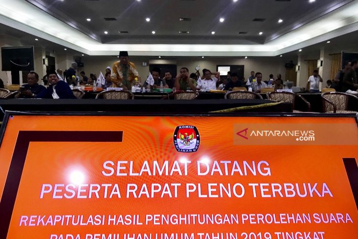 KPU Jatim bacakan pleno rekapitulasi suara pemilu 2019