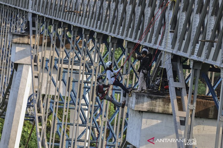 Ngabuburit reppling di jembatan Cirahong 