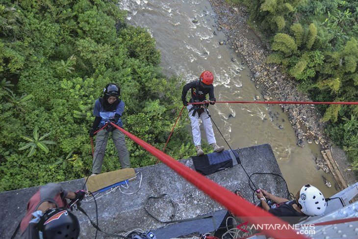 Ngabuburit reppling di jembatan Cirahong 