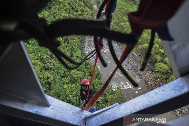 Ngabuburit reppling di jembatan Cirahong 