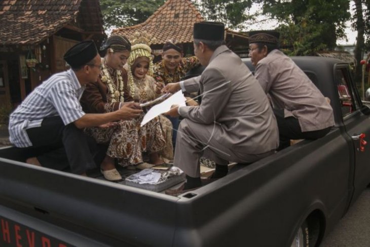 Nikah bareng di atas mobil antik