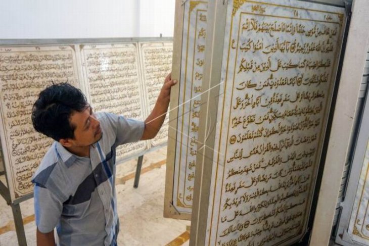 Huruf Al Quran di batu marmer