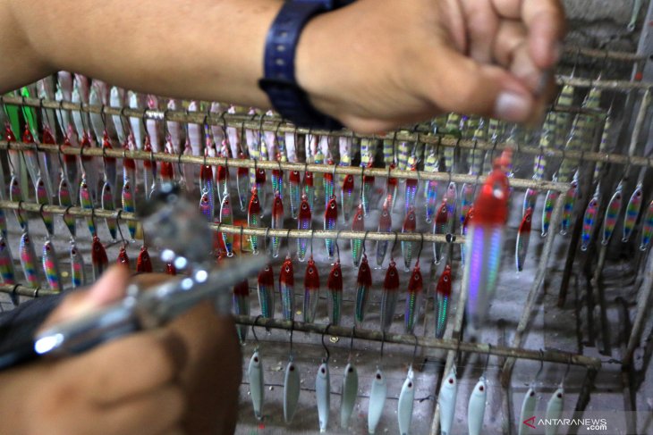 Kerajinan metal jig dari timah bekas