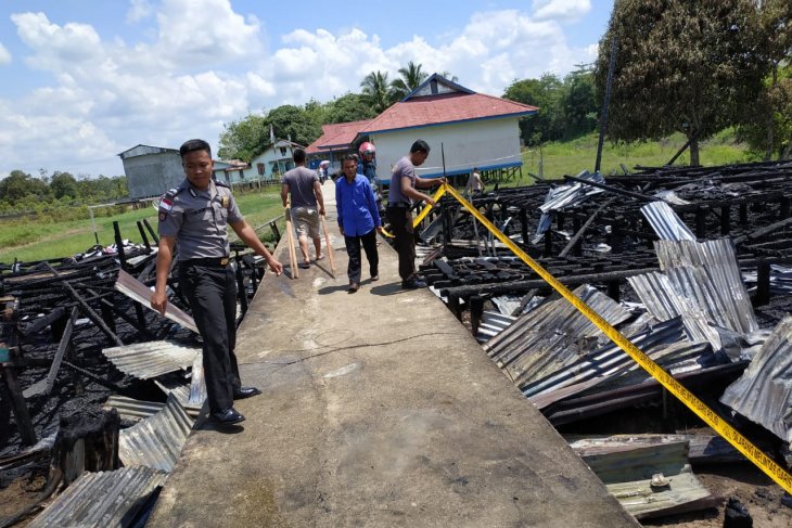 Kebakaran rumah dinas guru SDN 03 Jongkong