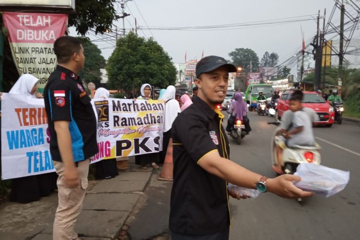 Bentuk syukur kemenangan, PKS bagikan ribuan takjil