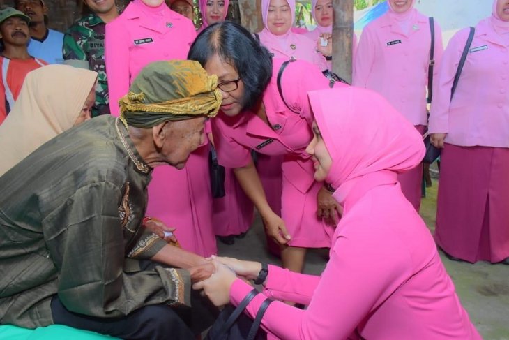 Bhayangkari Cabang Blitar berikan bantuan kepada warga kurang mampu