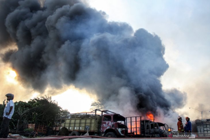 Kebakaran gudang penyimpanan karton bekas