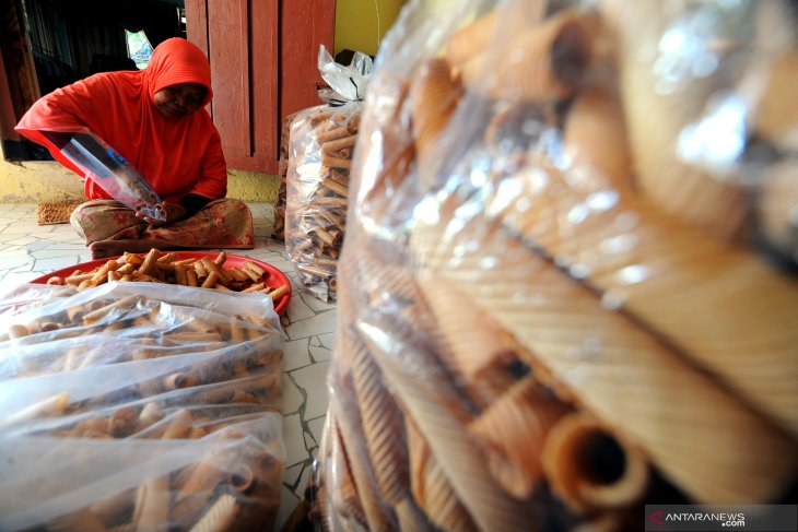 Produksi kue opak meningkat