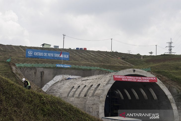 Tunnel Walini tembus bukit