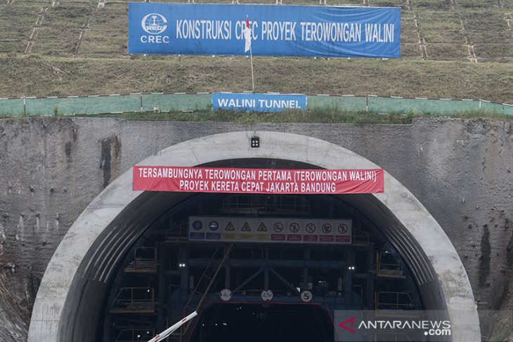 Tunnel Walini tembus bukit