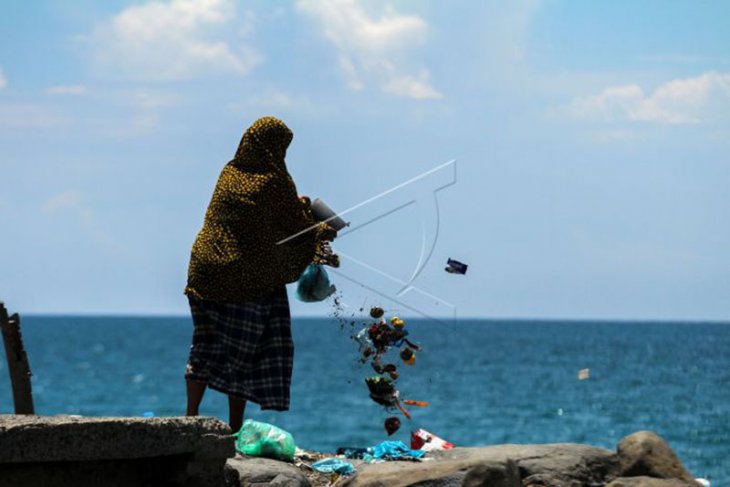Warga Buang Sampah Ke Laut