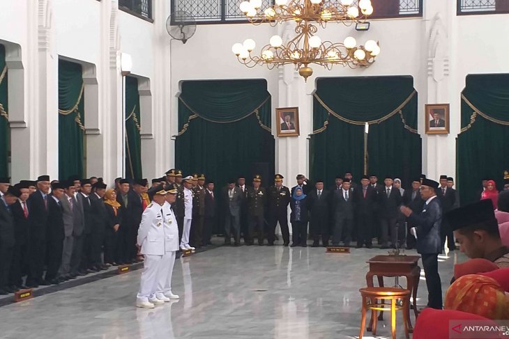 Sunjaya dilantik sebagai Bupati Cirebon, kemudian langsung diberhentikan