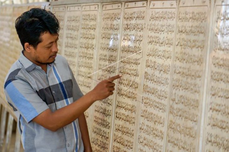 Ukiran Alquran di Atas Batu Marmer