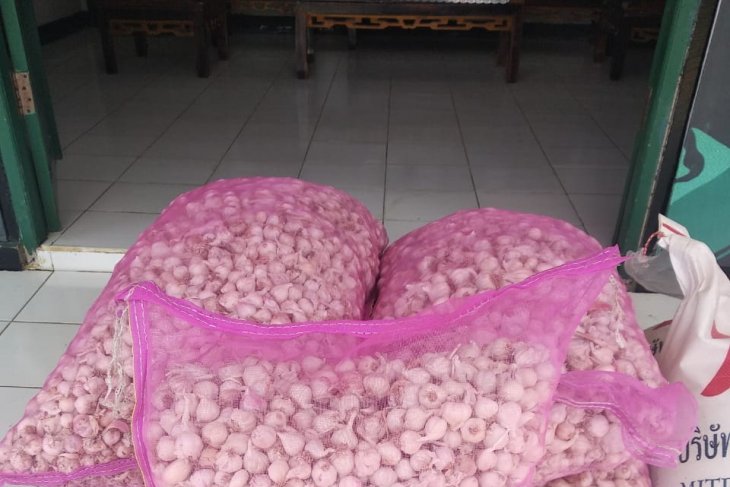 Satgas Pamtas 643/Wns gagalkan penyelundupan bawang putih-gula pasir ilegal