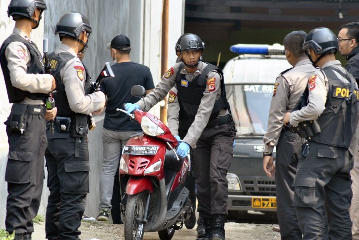 Densus 88 tangkap dua terduga teroris di Jatim